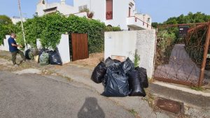 Montalto di Castro – “Nessuno passa a ritirare gli sfalci dei nostri giardini, così una discarica a cielo aperto”, la denuncia di una vacanziera