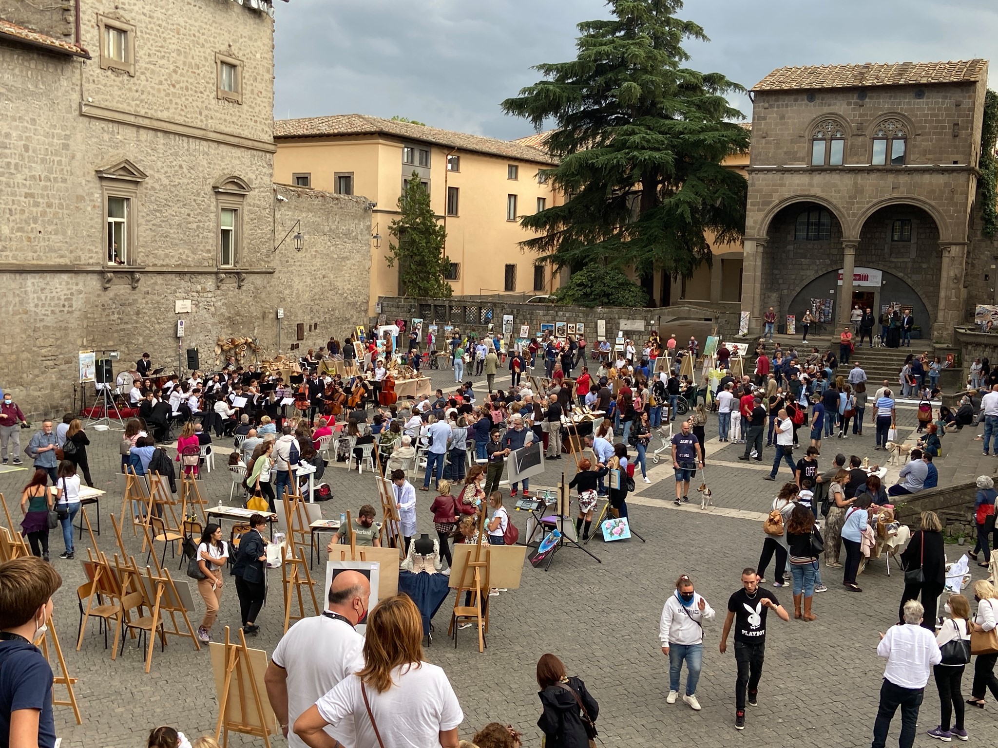 Viterbo, fine settimana di fiori, pittori e artisti di strada
