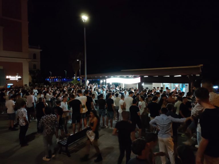 Malamovida a Civitavecchia, qualcuno urla: “Picchia la ragazza” e la folla tenta di linciarlo. Salvato da Polizia e Carabinieri