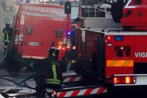 Roma, incendio in zona Pineta Sacchetti: danni a 2 circoli sportivi