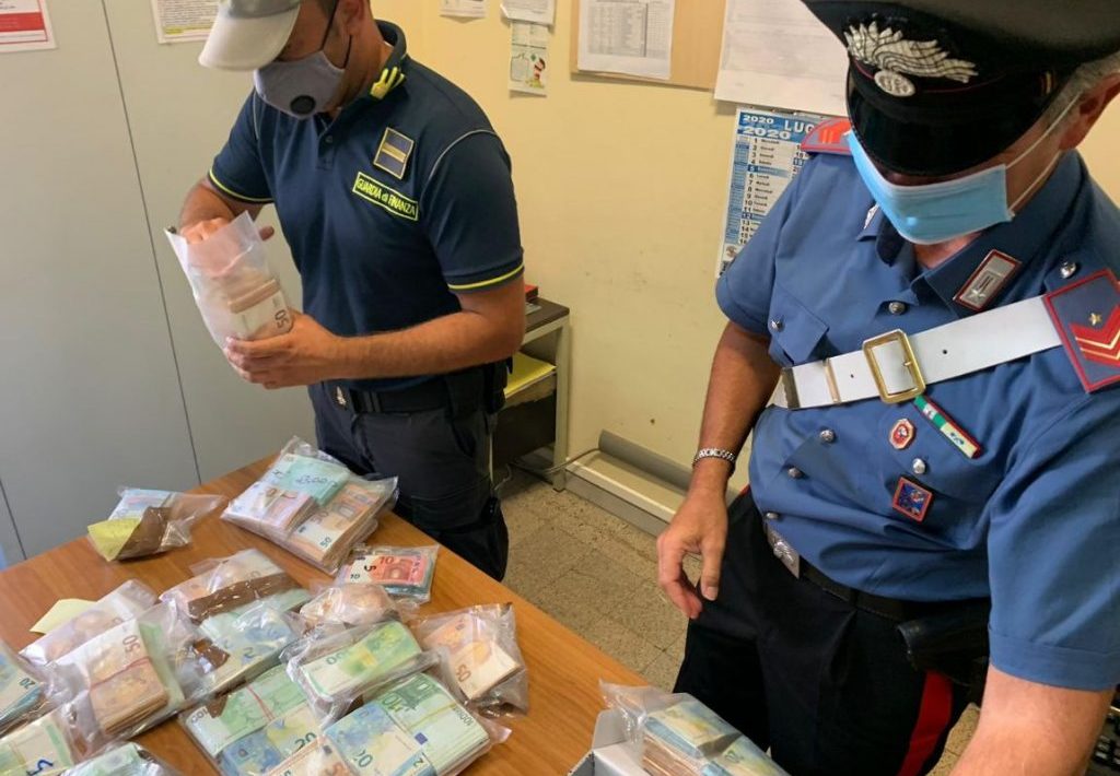 Viaggiano con 1,2 milioni di euro in contanti nel bagagliaio: denunciata giovane coppia di Roma