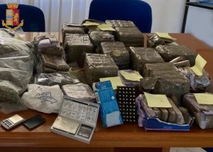 Civitavecchia – Trovato in possesso di 21 kg tra hashish e marijuana: arrestato 49enne
