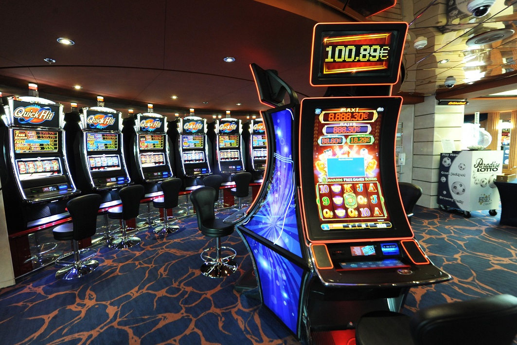 Frascati – Abbandona figlio in auto per giocare a slot, denunciato