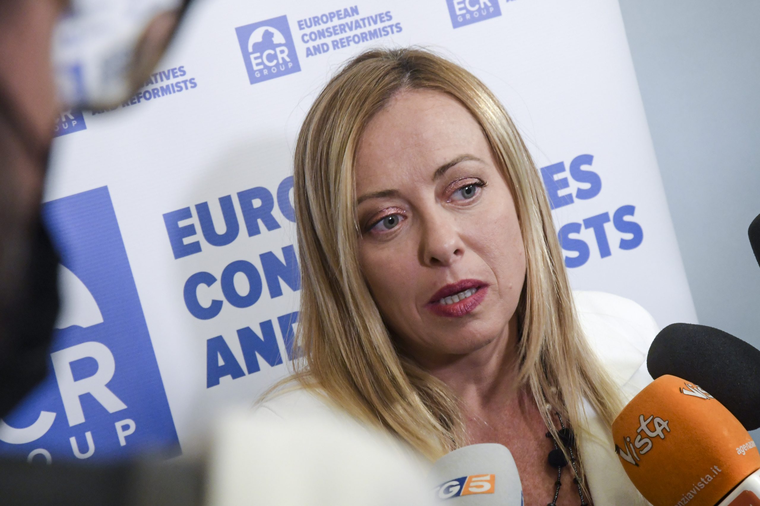 Elezioni, Meloni avverte: “Pronti a fare barricate se provassero a rinviarle per le nomine”