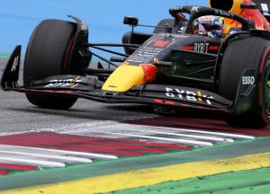F1 – Gp Austria, Verstappen trionfa nella Sprint Race e domani partirà in pole. Secondo Leclerc, terzo Sainz