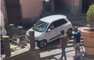Montefiascone – Con la macchina sulla scalinata del Comune, attimi di panico in centro