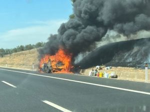 Auto in fiamme sulla A12 tra Ladispoli e Cerveteri: traffico in tilt, ma nessun ferito