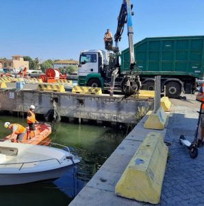 Fiumicino – Tronchi d’albero, rifiuti e carcasse di pesci: ripulito lo specchio d’acqua della Darsena
