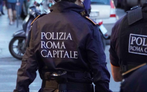 Roma: argentino armato di spranga tenta di rubare auto, ciclista lo fa arrestare dai Vigili Urbani