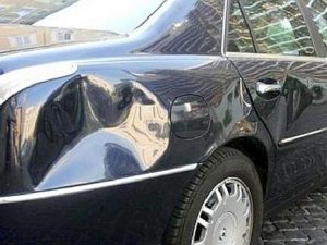 Roma, danneggia cinque auto in sosta e scappa: denunciato