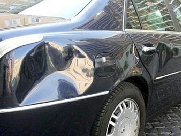 Roma, danneggia cinque auto in sosta e scappa: denunciato