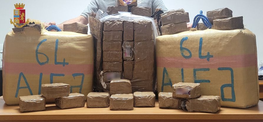 Roma – Corriere della droga fermato dalla polizia con 100 chili di hashish