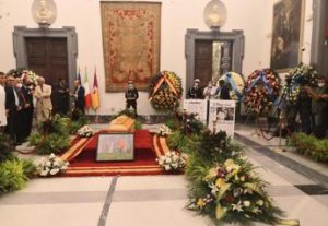 Scalfari, camera ardente in Campidoglio: omaggio di Mattarella