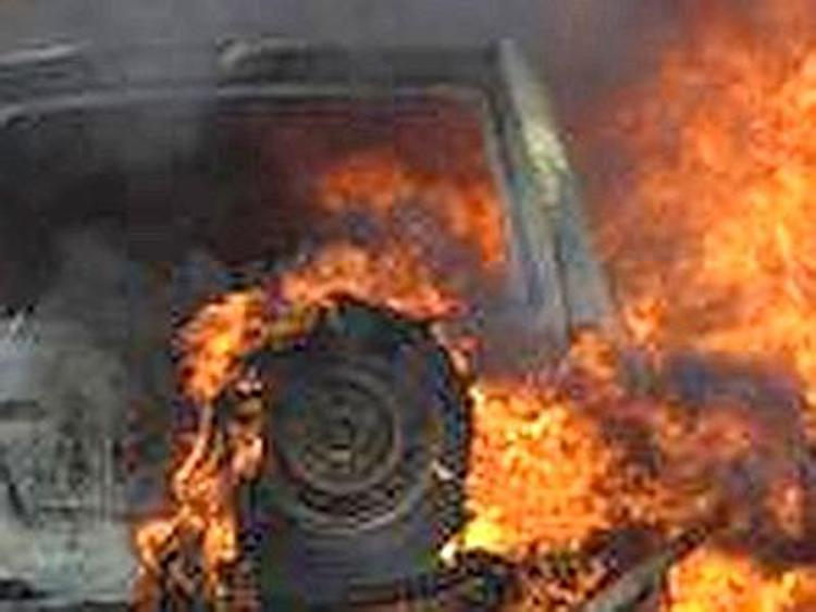 Auto esce di strada e si incendia: tra i cinque feriti anche due bimbi piccoli