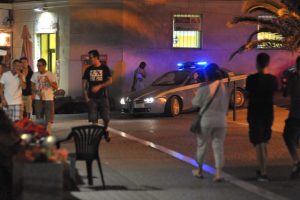 Viterbo – Ancora violenza in centro. Ubriaco prende a calci volante della polizia. Arrestato