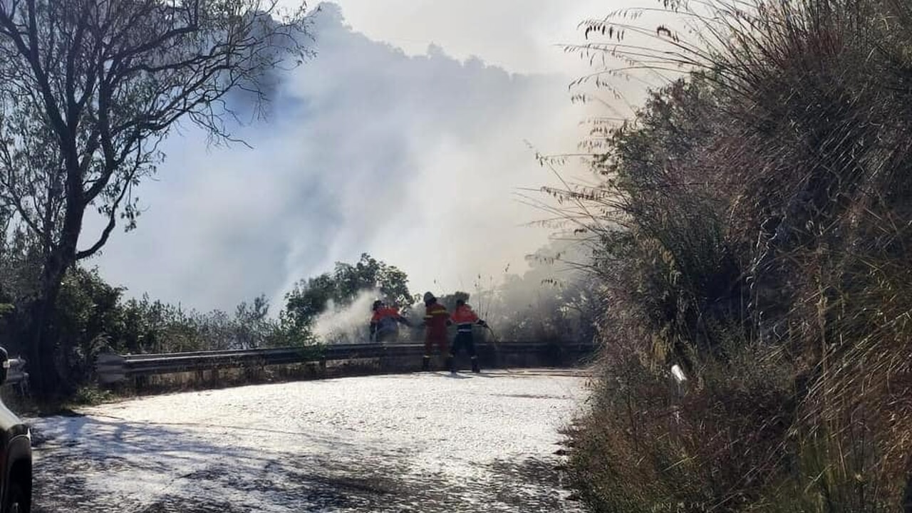 Roma – Incendi, fiamme a San Polo dei Cavalieri anche vicino a case