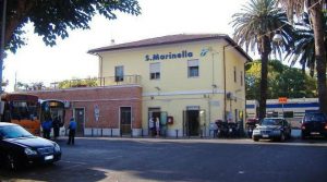 Santa Marinella – Stazione ferroviaria, i pendolari: «Dopo l’assenza di pensiline, abbiamo sperimentato anche quella dei bagni»