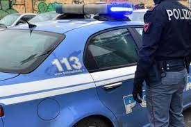 Roma, si masturba davanti a mamma con bimbo in braccio: arrestato