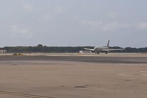 Fiumicino, 18enne minaccia di morte per gioco i passeggeri del volo Roma-Alicante: volo sospeso e giovane denunciato