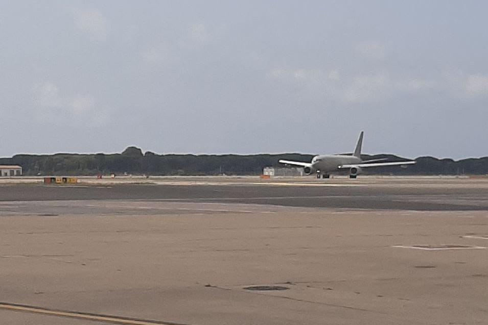 Fiumicino, 18enne minaccia di morte per gioco i passeggeri del volo Roma-Alicante: volo sospeso e giovane denunciato