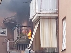 Civitavecchia, paura sulla Via Mediana: scoppia incendio in appartamento e viene evacuato l’intero stabile