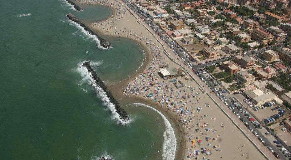 Fiumicino, mentre fanno surf trovano un cadavere