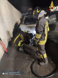 Civitavecchia, incendio nella notte all’autosalone: due vetture danneggiate