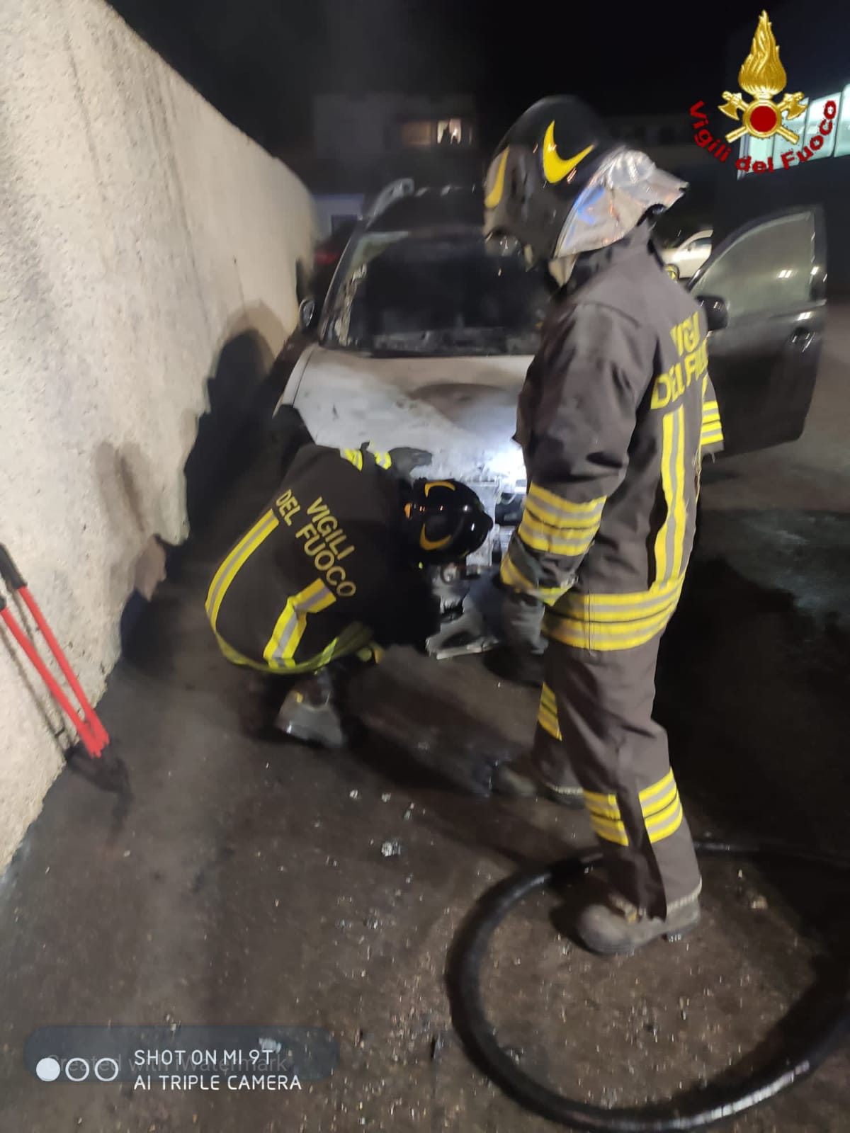 Civitavecchia, incendio nella notte all’autosalone: due vetture danneggiate