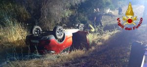 Cerveteri, auto sbanda sulla A12 e finisce nella scarpata: tre feriti