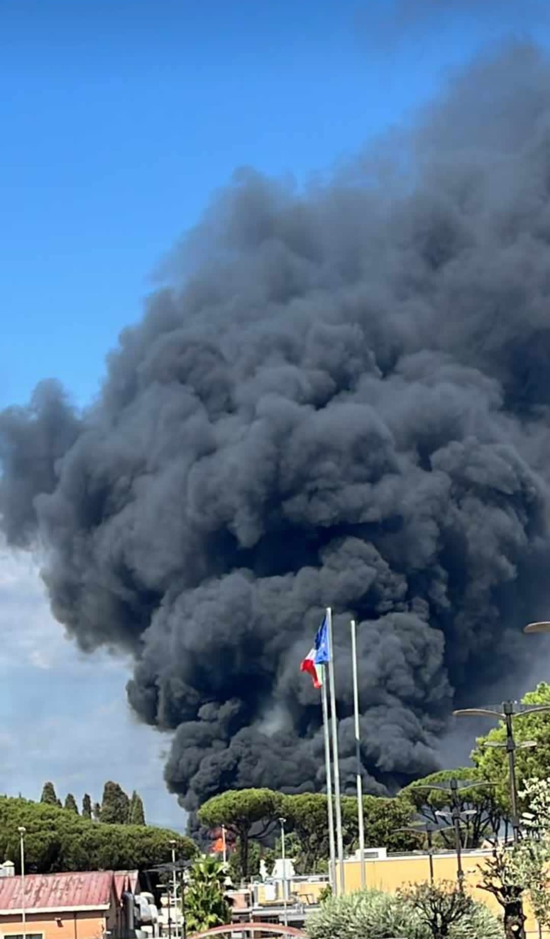 Roma – Incendio negli studi cinematografici di Cinecittà, nessun ferito