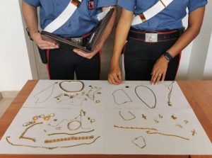 Ladispoli, ruba 10mila euro gioielli dalla casa dell’amica: denunciata dai Carabinieri