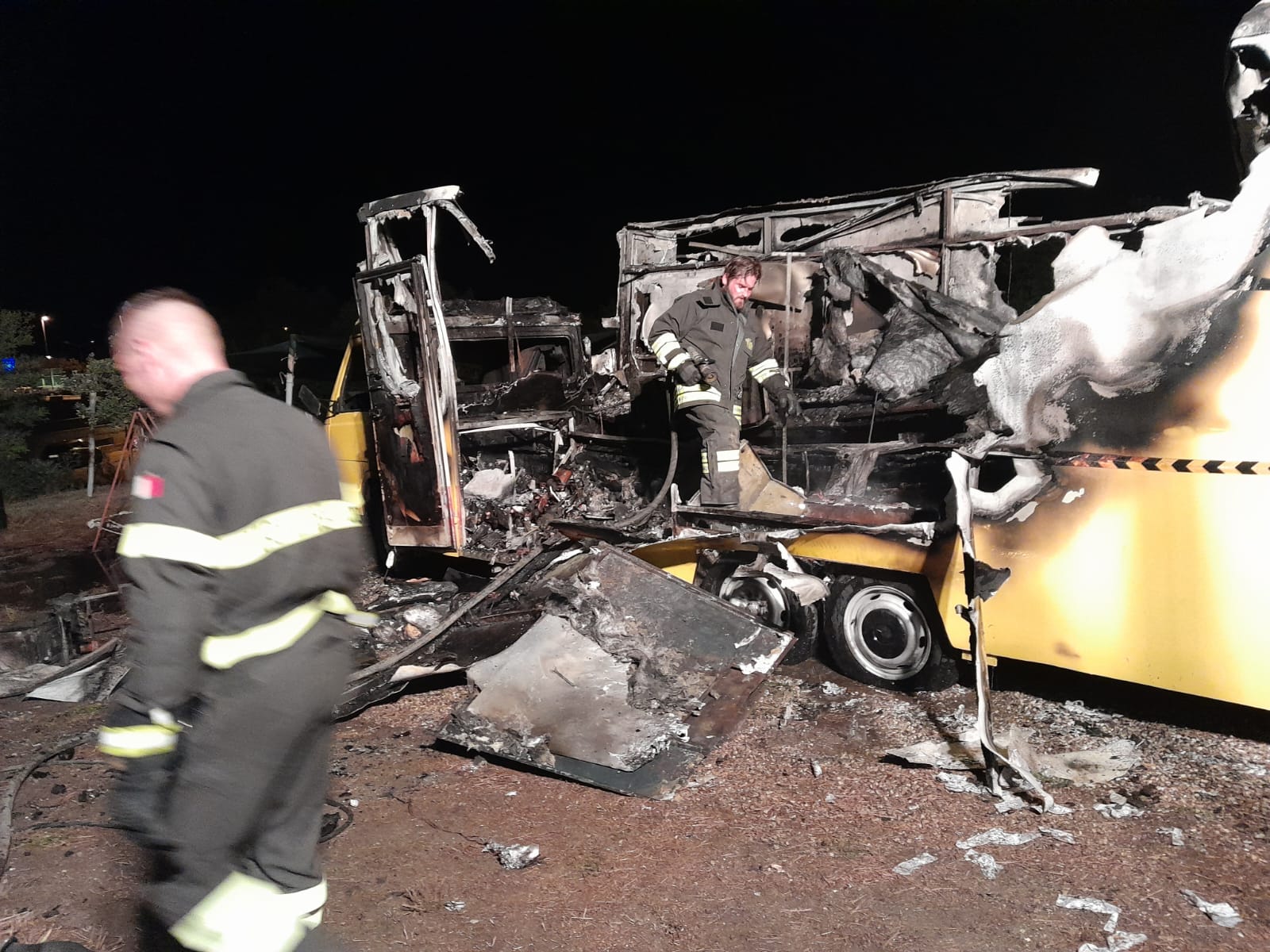 Montalto di Castro – Camion “Street Food” distrutto dalla fiamme, panico sulla strada del mare