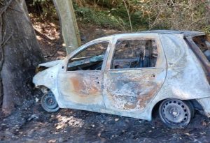 Cerveteri – Auto a fuoco, ragazza salvata da un poliziotto