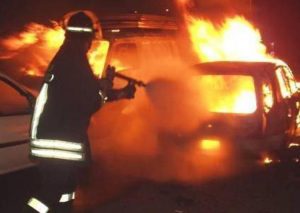 Roma, nella notte bruciate dieci auto parcheggiate in zona Magliana. La Polizia indaga