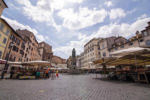Roma, si tuffa nella fontana di Campo de’ Fiori: multa di oltre 400 euro per turista svizzero
