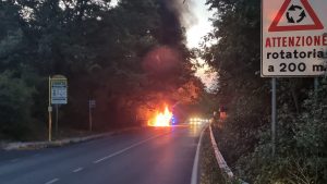 Auto prende fuoco e blocca la Cassia