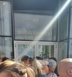 Santa Rosa, code di ore per acquistare i biglietti. La sindaca social non ha previsto la vendita online