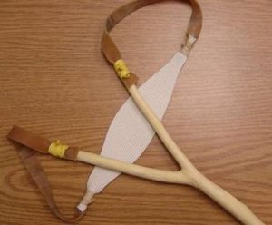 Dalla finestra di casa scaglia sassi con la fionda contro auto parcheggiate: denunciato 77enne