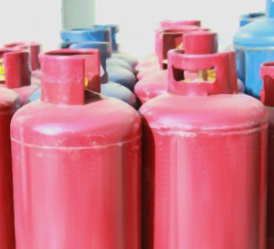 Cerveteri, ruba due bombole del gas ma i titolari lo filmano e pubblicano le immagini su Facebook: denunciato