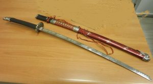 Trovati con un fucile ad aria compressa e una katana giapponese: arrestati padre e figlio incensurati