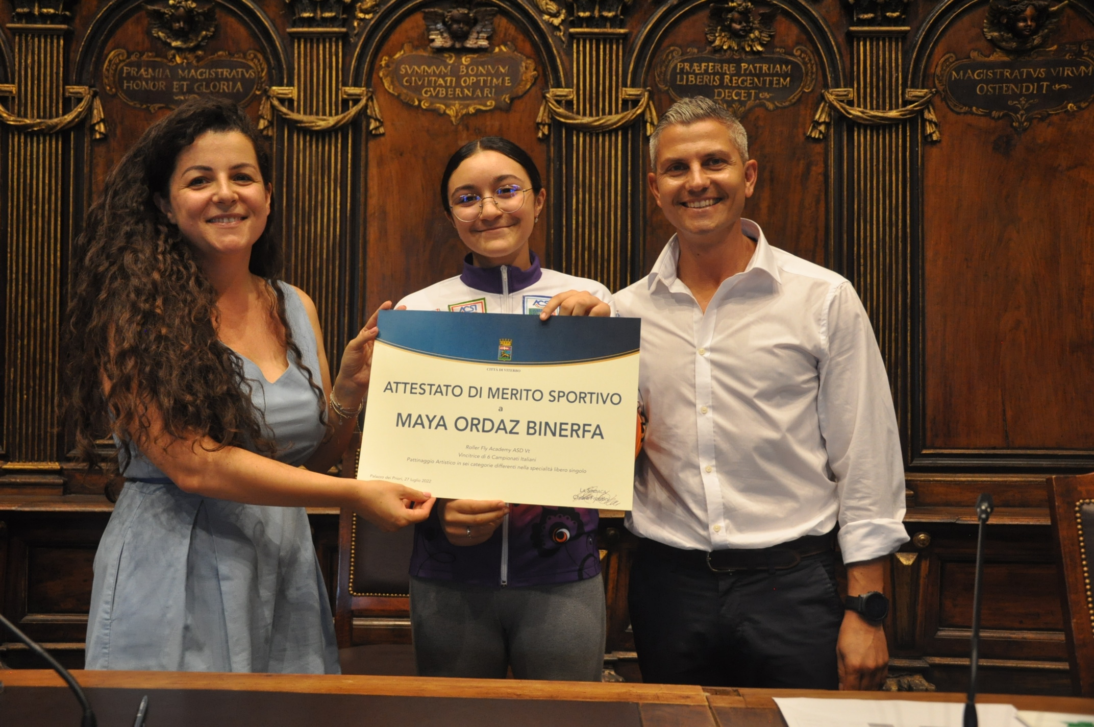 La dodicenne campionessa di pattinaggio Maya Ordaz Binerfa premiata dalla sindaca Frontini