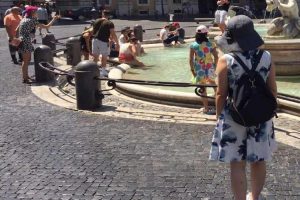 Roma, danneggiata la recinzione della Fontana del Moro a Piazza Navona