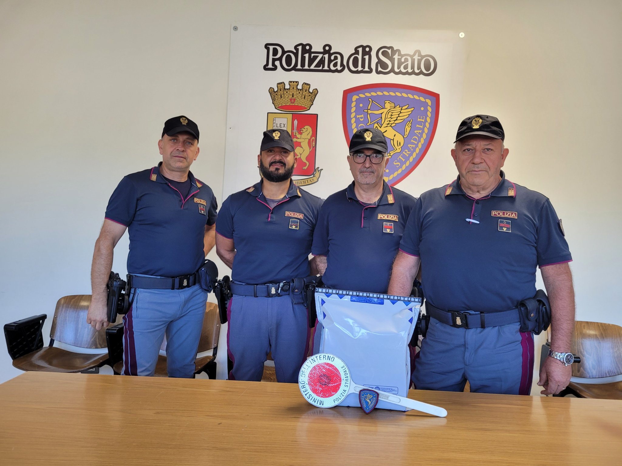 Cassino – Viaggiavano in autostrada con 2 kg di droga, arrestata coppia