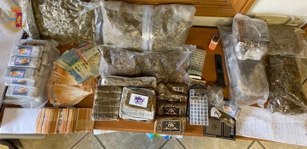 Marino – Intera famiglia arrestata per detenzione di sostanza stupefacente ai fini di spaccio