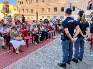 Roma – Campagna per la prevenzione delle truffe. Agenti di polizia incontrano gli anziani a Primavalle