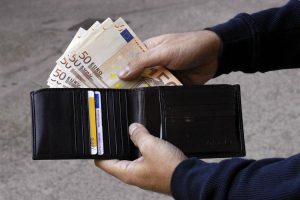 Tivoli, trova zaino con 600 euro in contanti e lo consegna alla Polizia