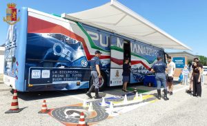 Roma – Educazione stradale e prevenzione: il pullman azzurro della polizia arriva a Ostia