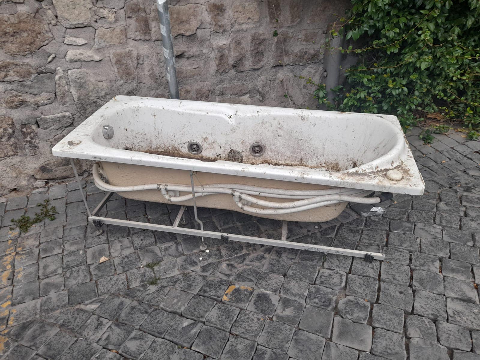 Vasca idromassaggio abbandonata in pieno centro storico a Viterbo
