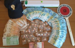 Cassino – Arrestato per spaccio di stupefacenti. A casa aveva somme di denaro e svariate dosi di cocaina