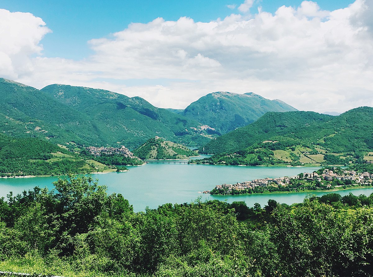 Orrore a Rieti: cane maremmano trovato impiccato ad un albero